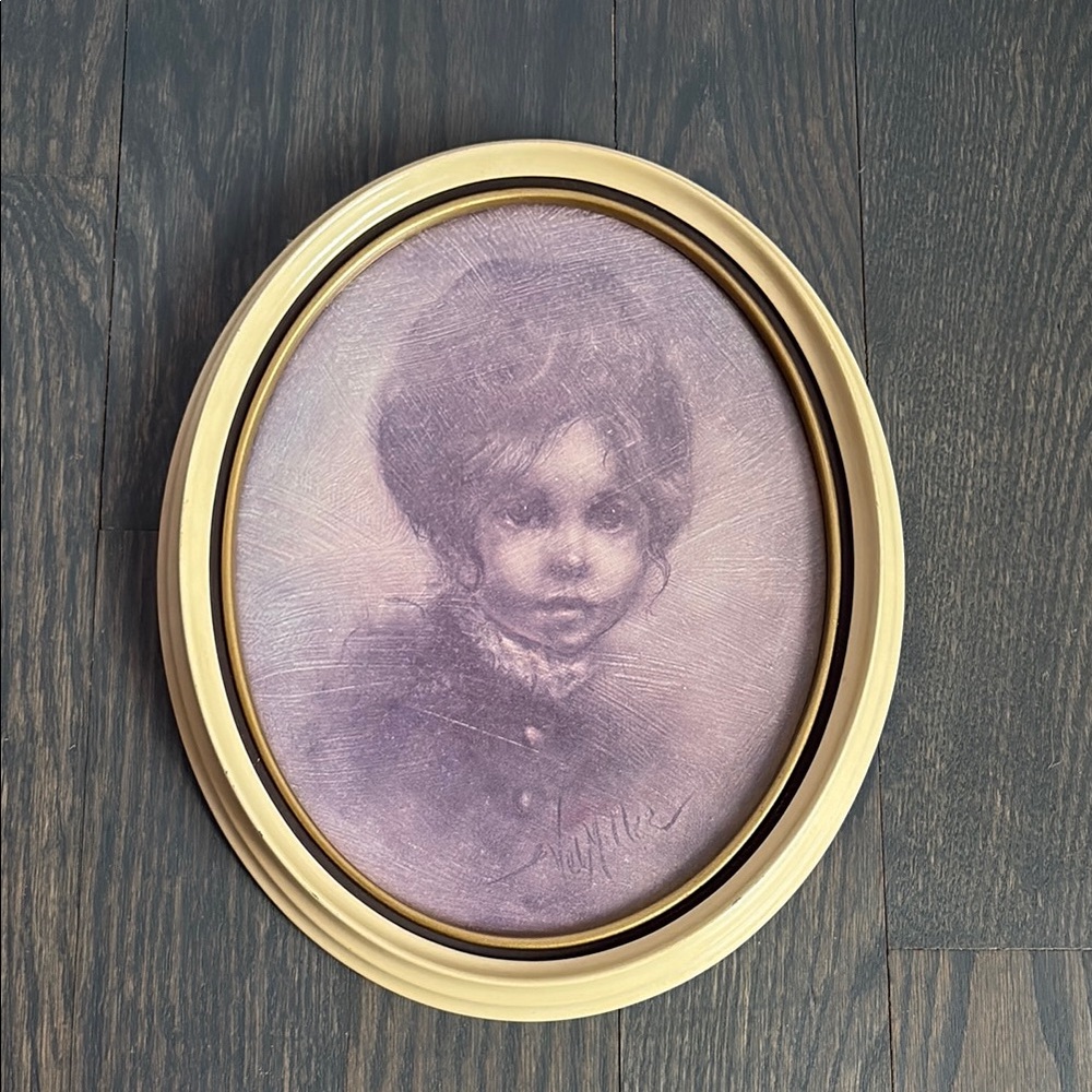 Vintage Style Oval Portrait Frame in Cream